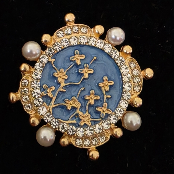 Vintage Baroque-style Blue and Gold Tone Floral Brooch With Faux Pearl 1.5"x1.5" - Picture 2 of 5
